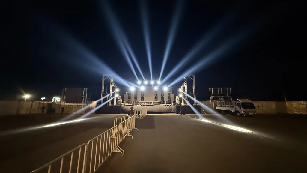 เวทีกลางแจ้งพร้อมจอ LED และลำแสงสีขาวในงาน Valentine But Violent